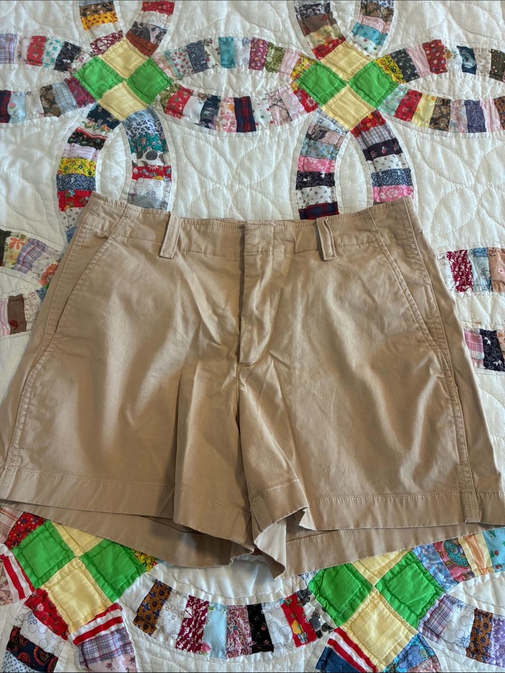 GAP 4" Downtown Khaki shorts size 4 cotton streetwear beach neutral